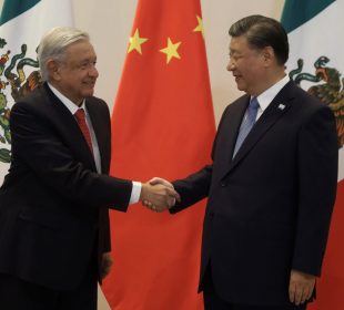 AMLO estrechando mano con Xi Jinping