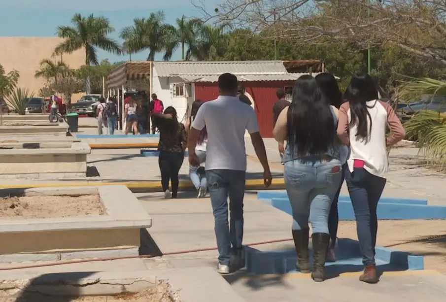 Alumnos caminando en plantel de la UABCS