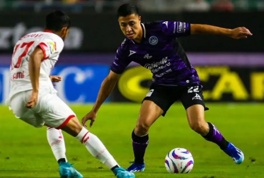 Andrés Montaño Mora jugando