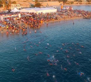 Atletas en playa de Los Cabos durante Ironman 70.3