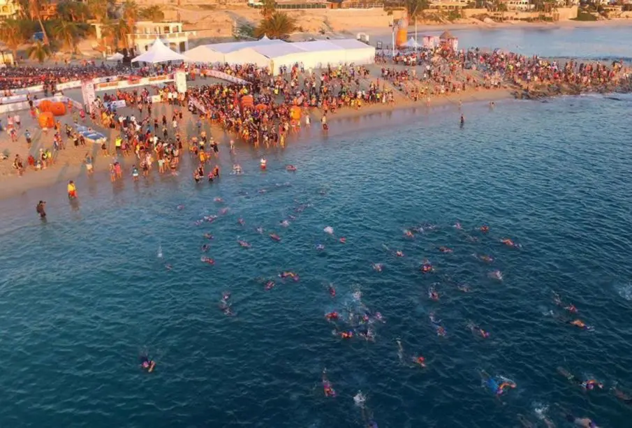 Atletas en playa de Los Cabos durante Ironman 70.3