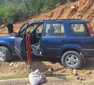 Auto azul con reporte de robo