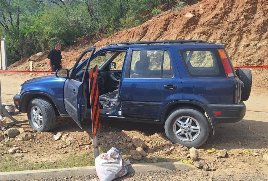 Auto azul con reporte de robo