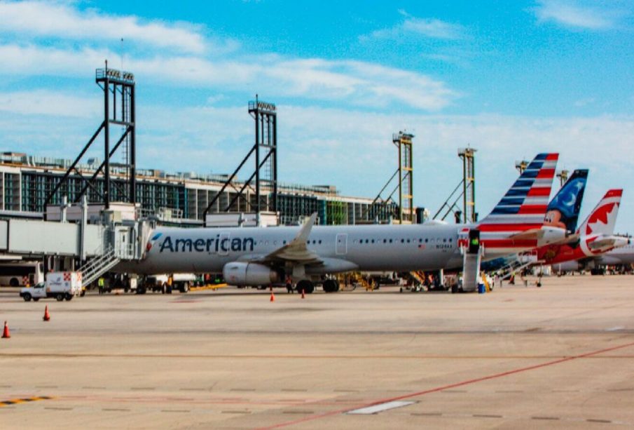 Avión de American Airlines en aeropuerto