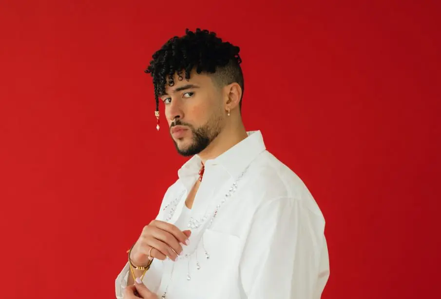 Bad Bunny con fondo rojo