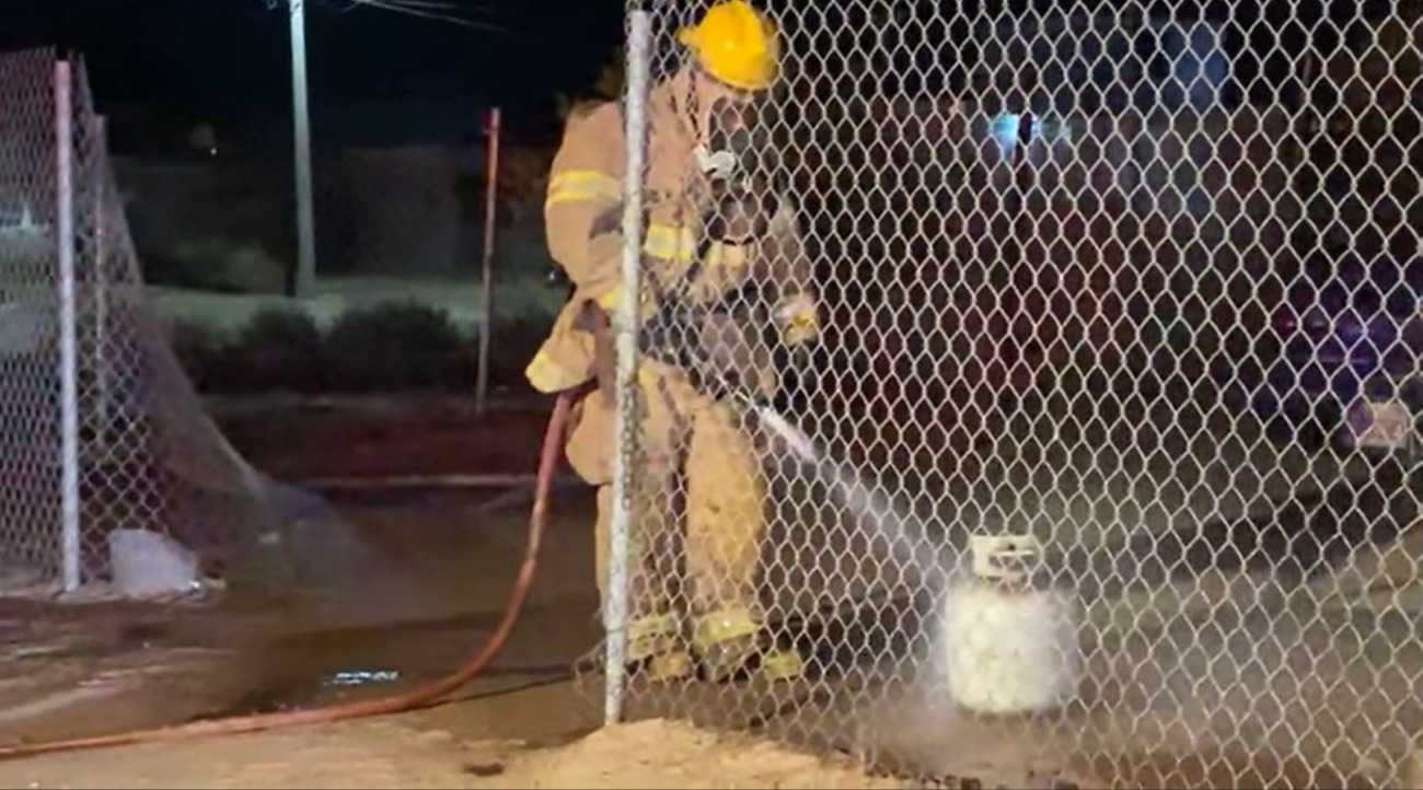 Bombero sofocando incendio en Comondú