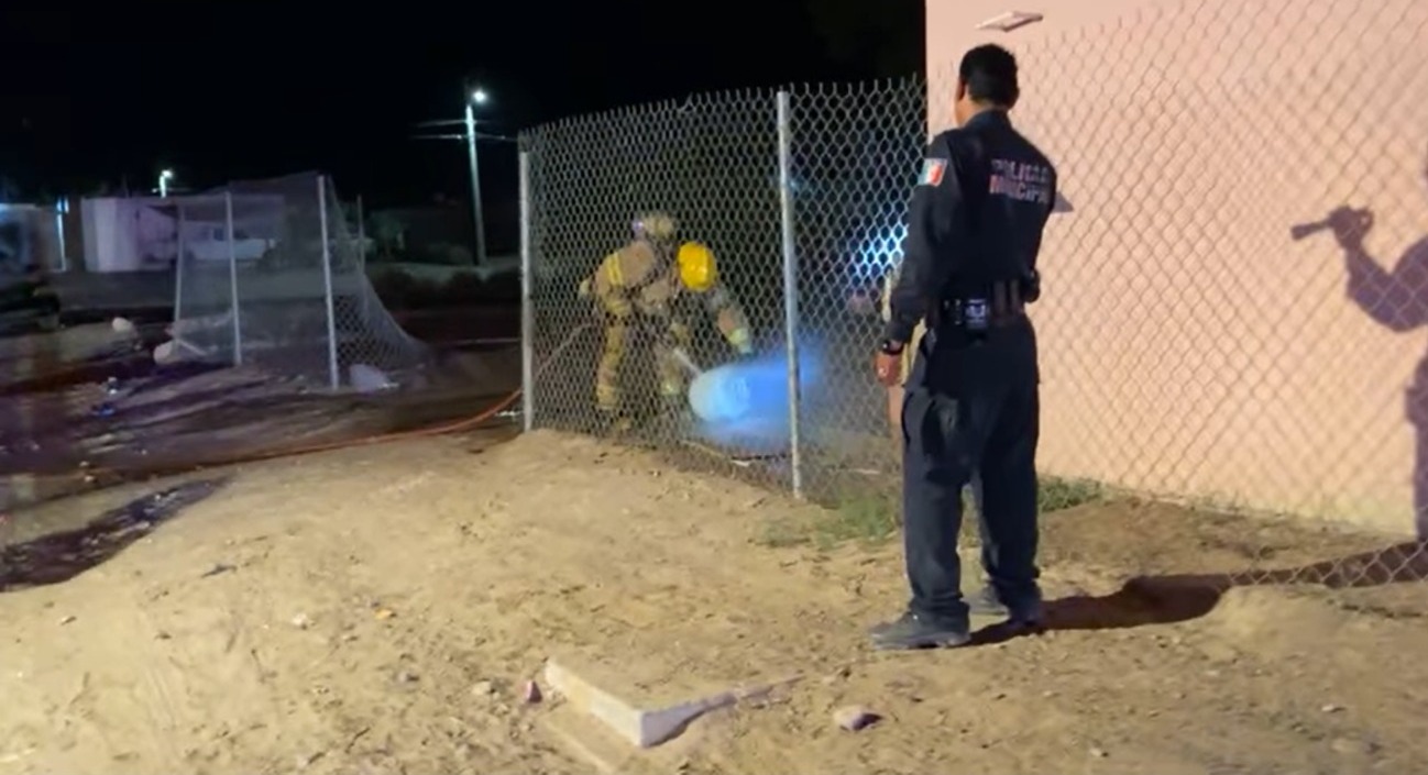 Bomberos apagando incendio en Comondú