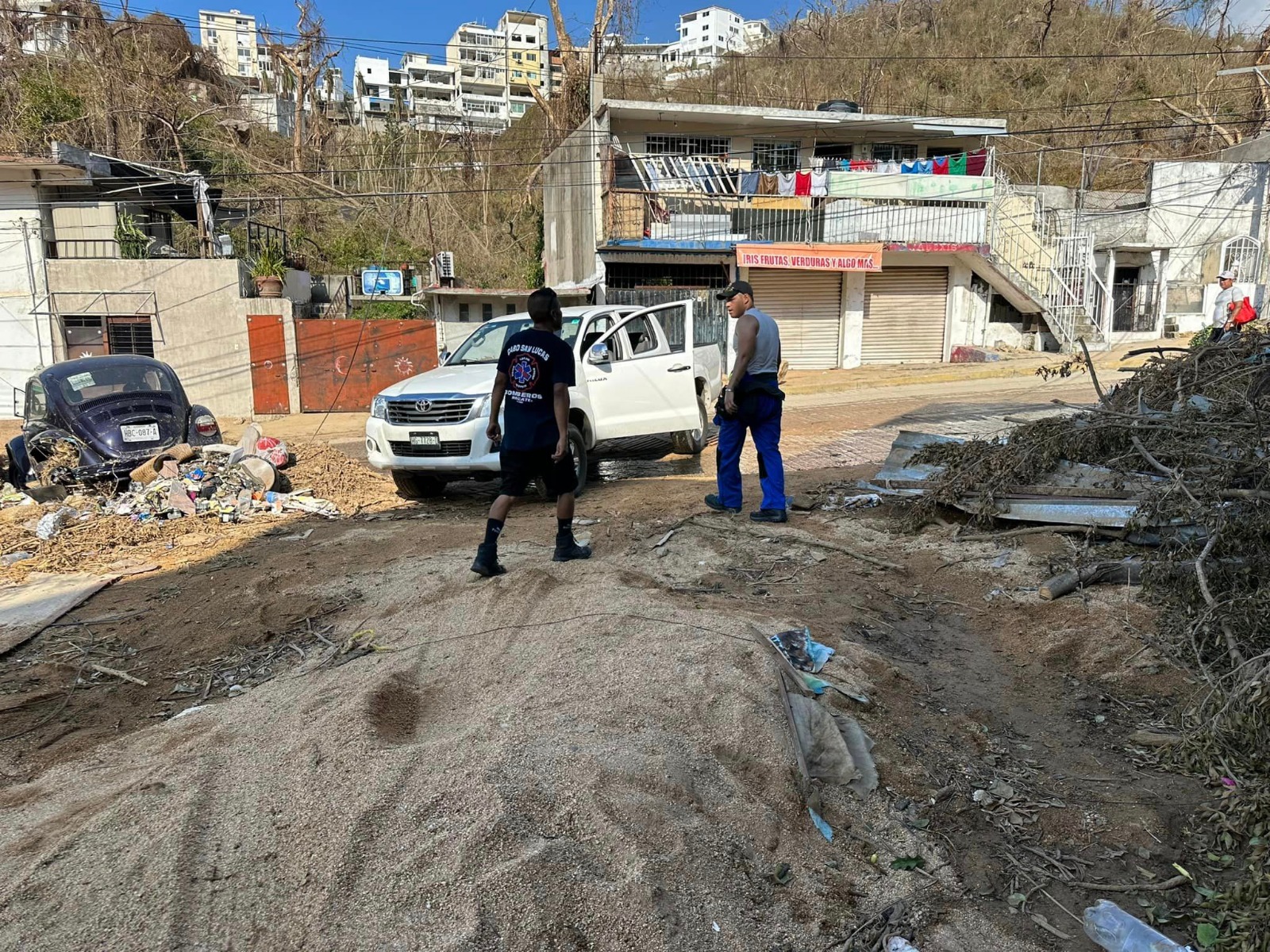 Bomberos de Cabo San Lucas ayudando en Acapulco