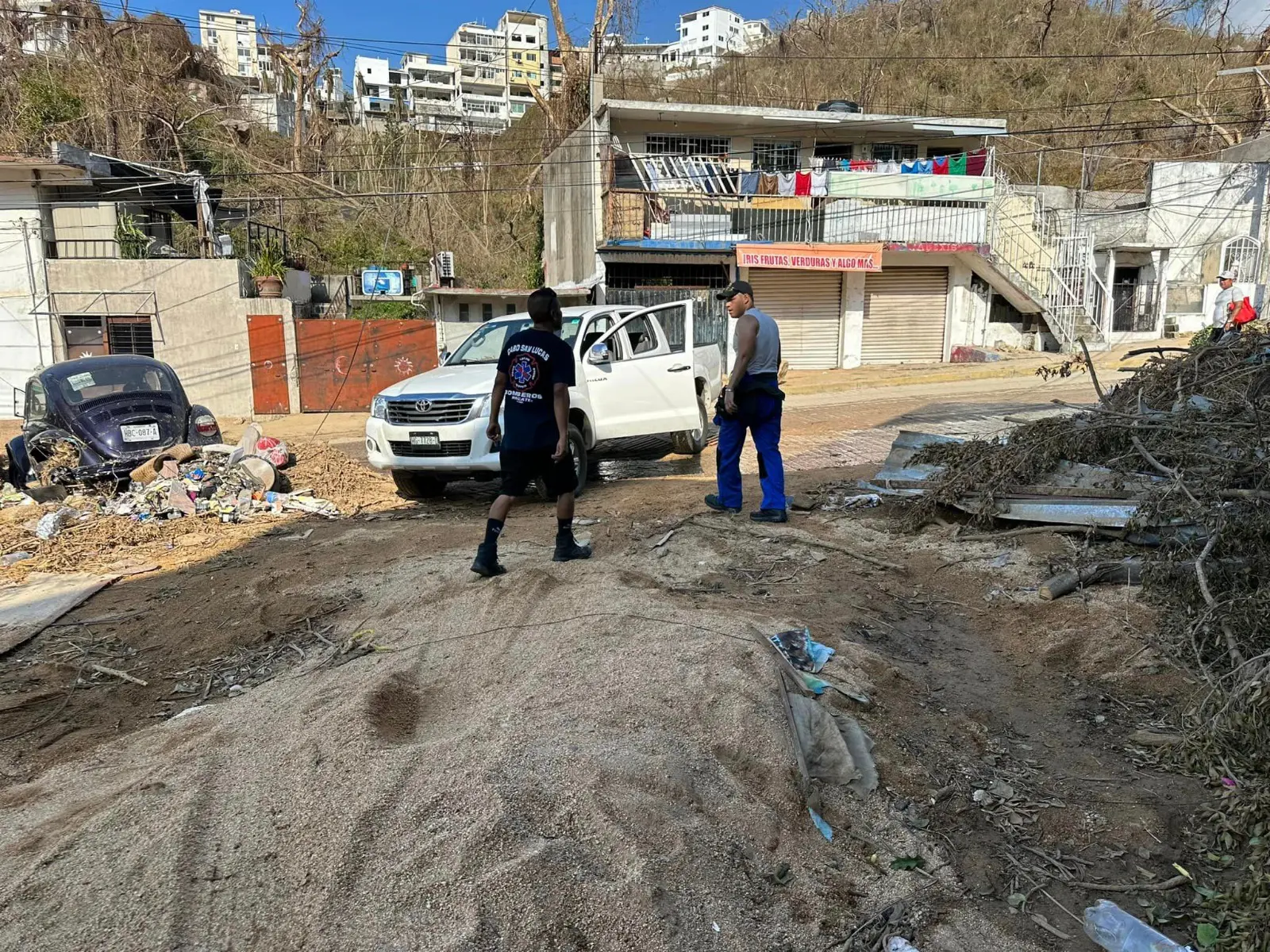 Bomberos de Cabo San Lucas ayudando en Acapulco