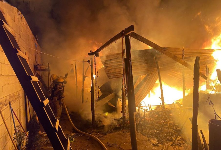 Bomberos sofocando incendio en La Ballena