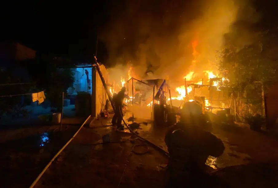 Bomberos sofocando incendio en vivienda