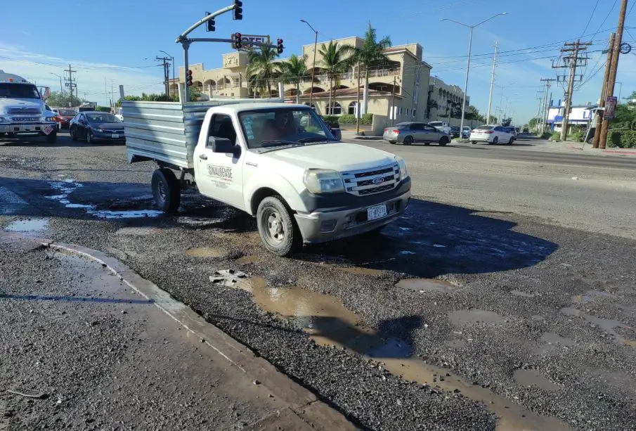 Calle con baches a causa de fugas