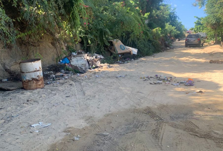 Calle de terraceria llena de basura