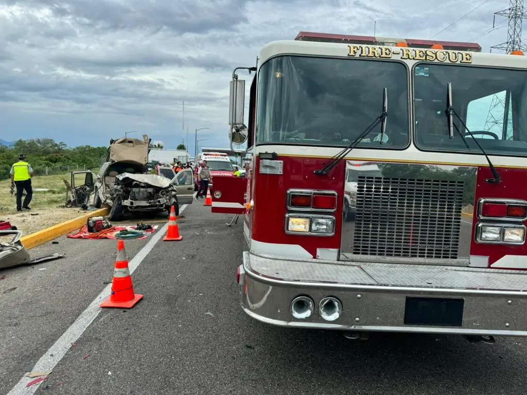 Camión de Bomberos en carretera de Libramiento