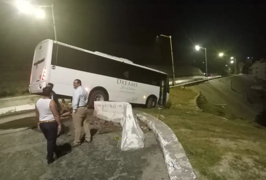 Camión de hotel a nada de caer por el mirador de Costa Azul
