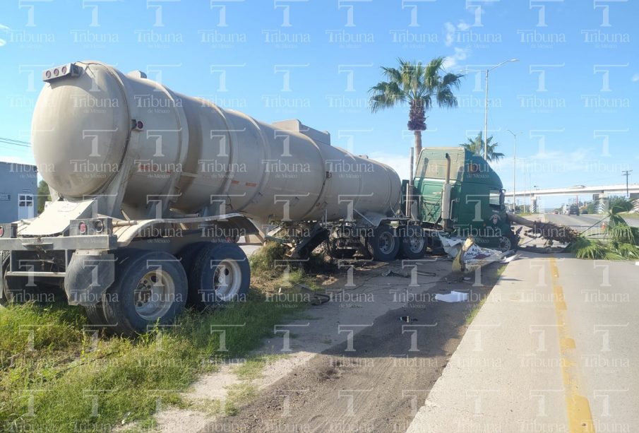 Camión tipo pica accidentado en la carretera