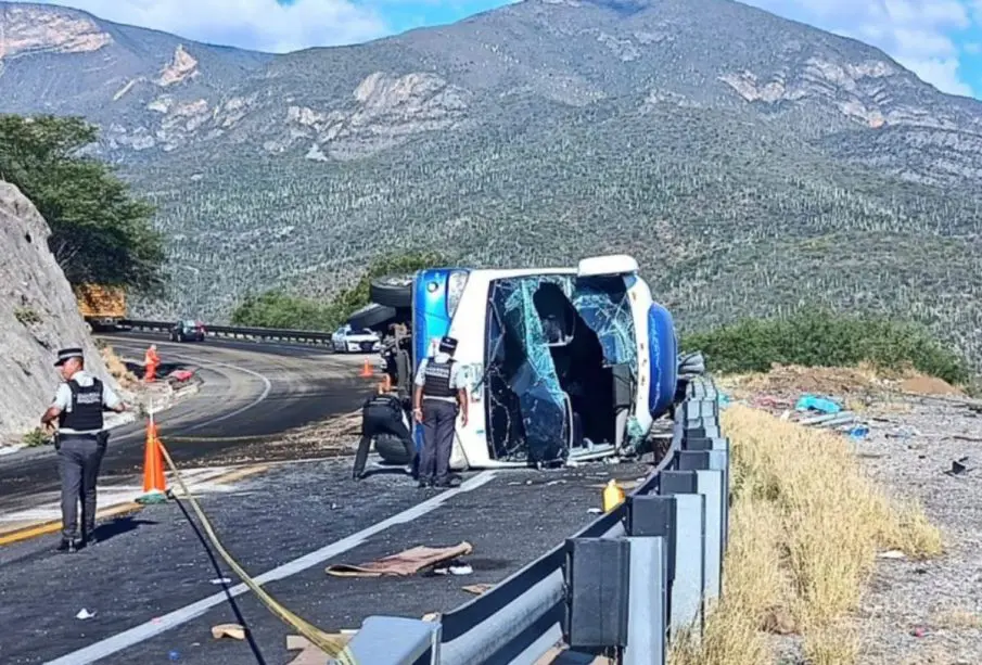 Camión volcado sobre la carretera
