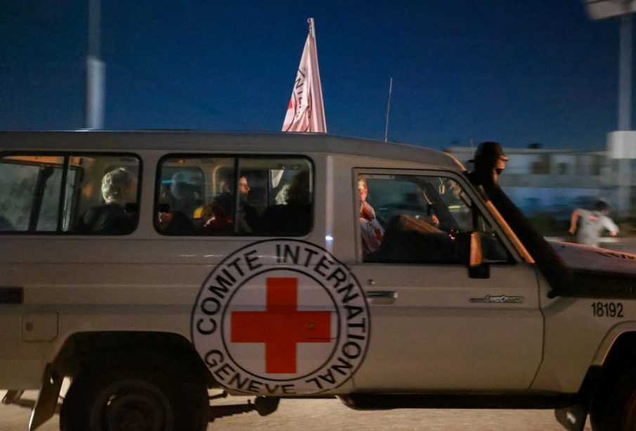 Camioneta de la Cruz Roja trasladando a rehenes liberados