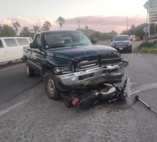 Camioneta sobre moto en Todos Santos