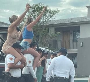 Los policías fueron captados posando con las turistas