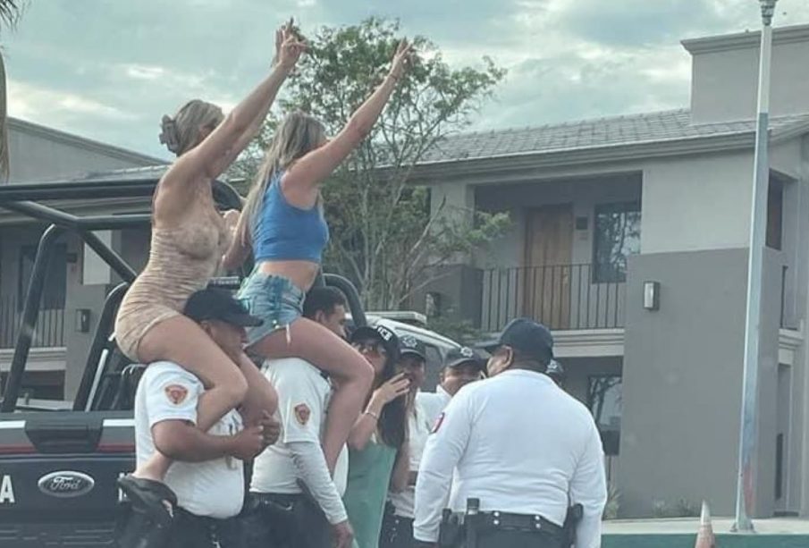 Los policías fueron captados posando con las turistas