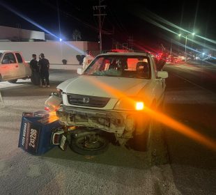 Carro que arrolló a repartidor en moto