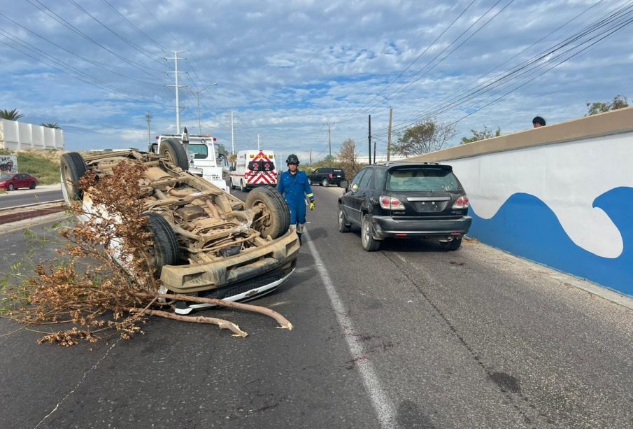 Carro volcado en la carretera