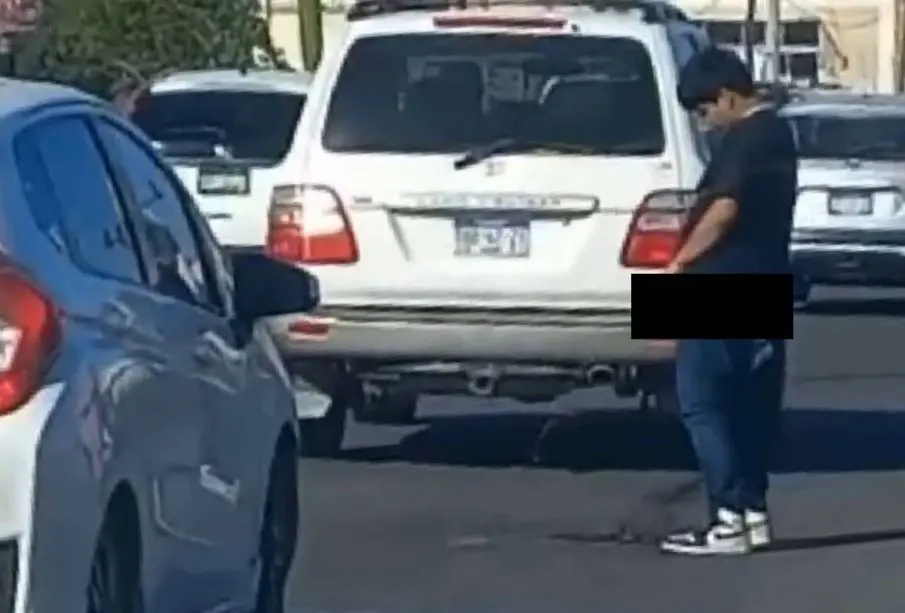 Chico orinando en plena calle con alta circulación