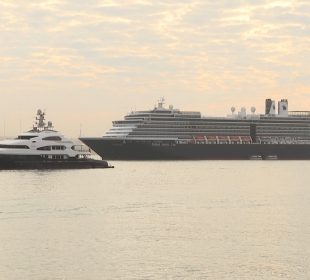 Crucero y yate en mar de Cabo San Lucas