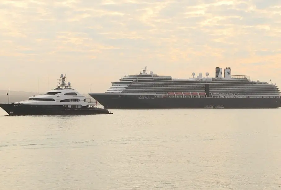 Crucero y yate en mar de Cabo San Lucas