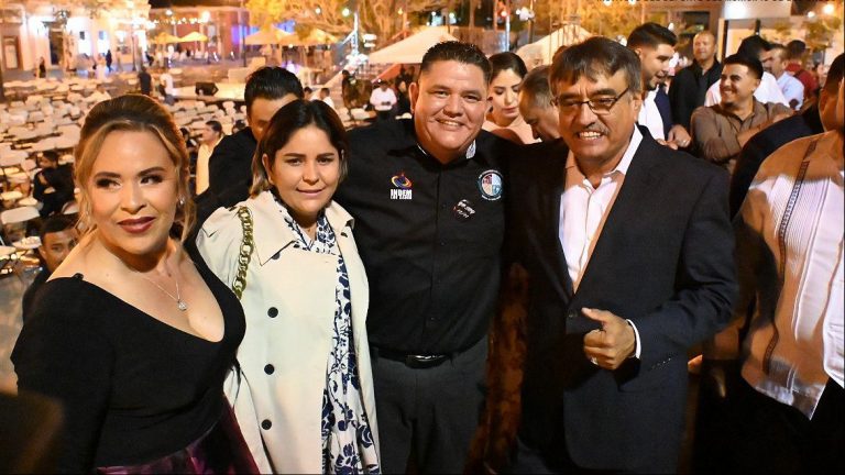 Director del deportes junto a Leggs y esposa antes del informe