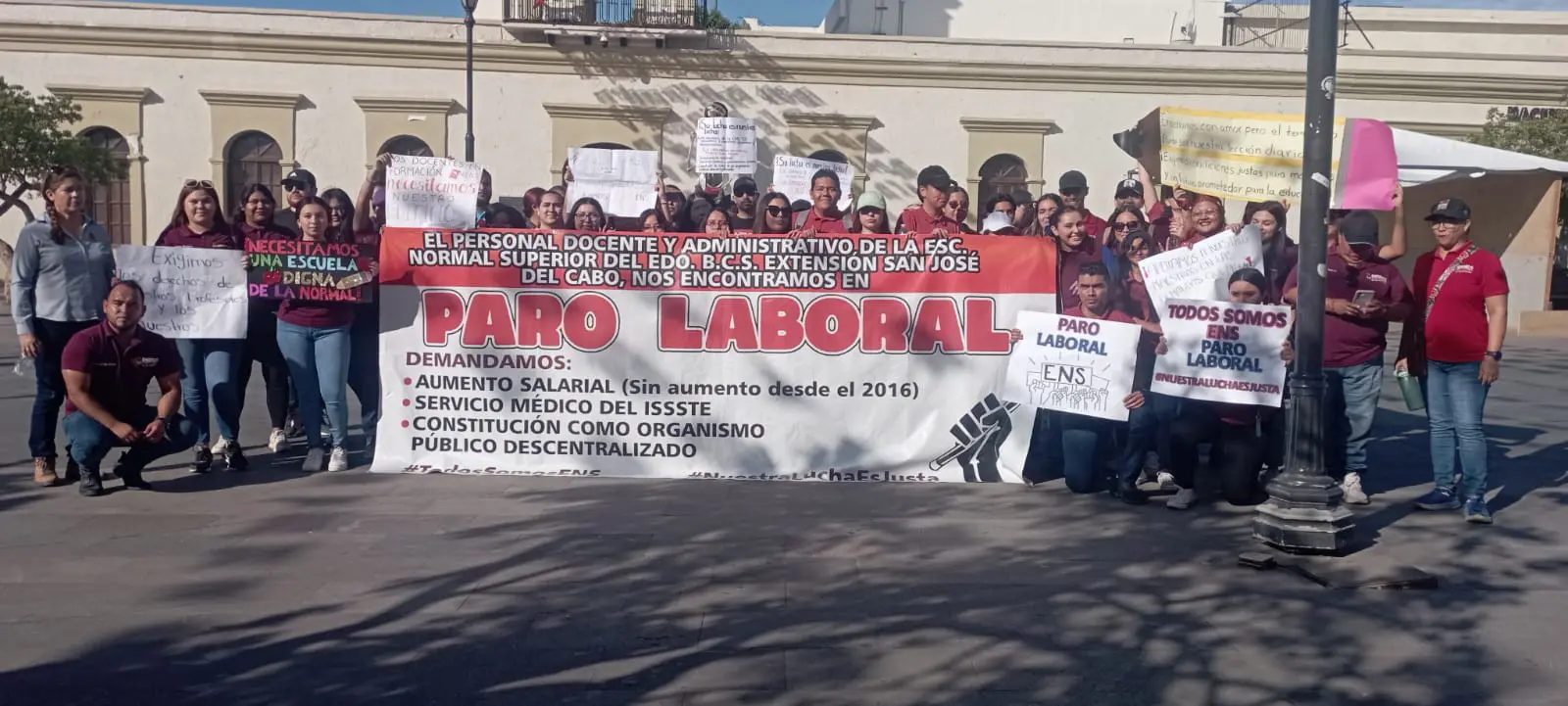 Docentes con pancartas