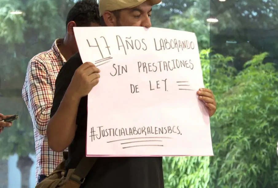 Docentes de la Escuela Normal Superior manifestándose