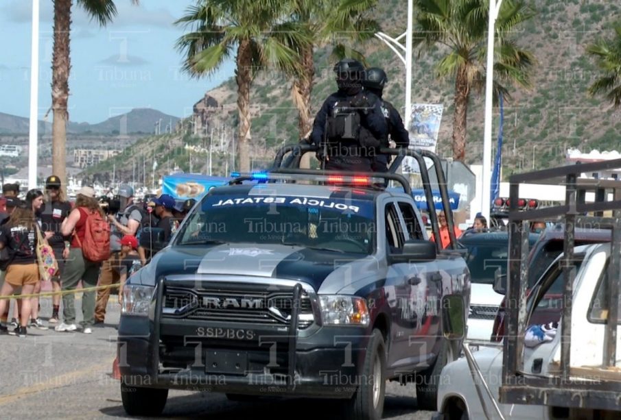 Elementos de seguridad en el malecón de La Paz