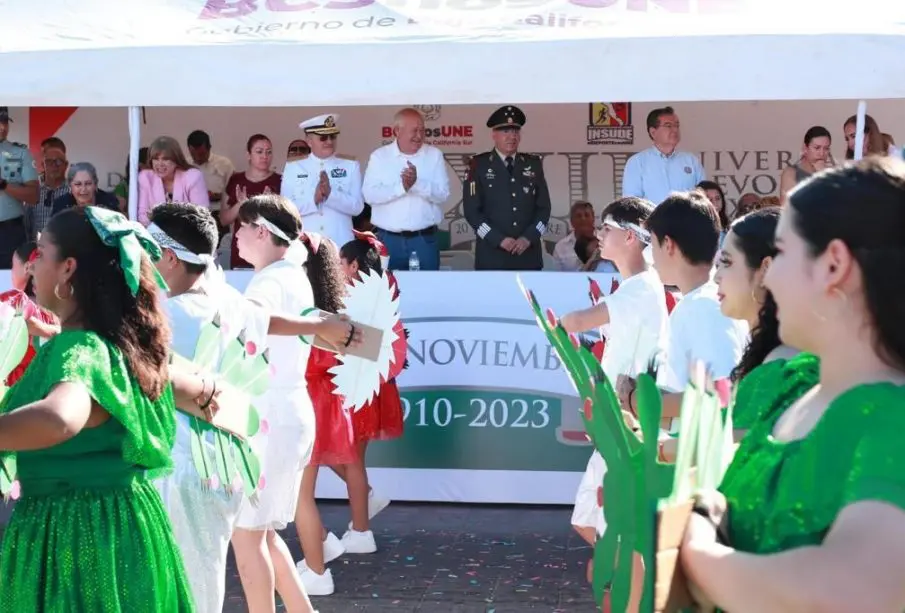 El gobernador encabezo la ceremonia del desfile por el aniversario de la Revolución Mexicana