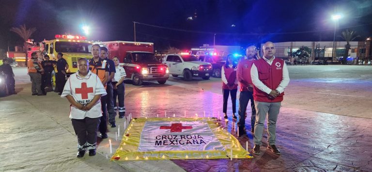 Equipo de Cruz Roja haciendo guardia