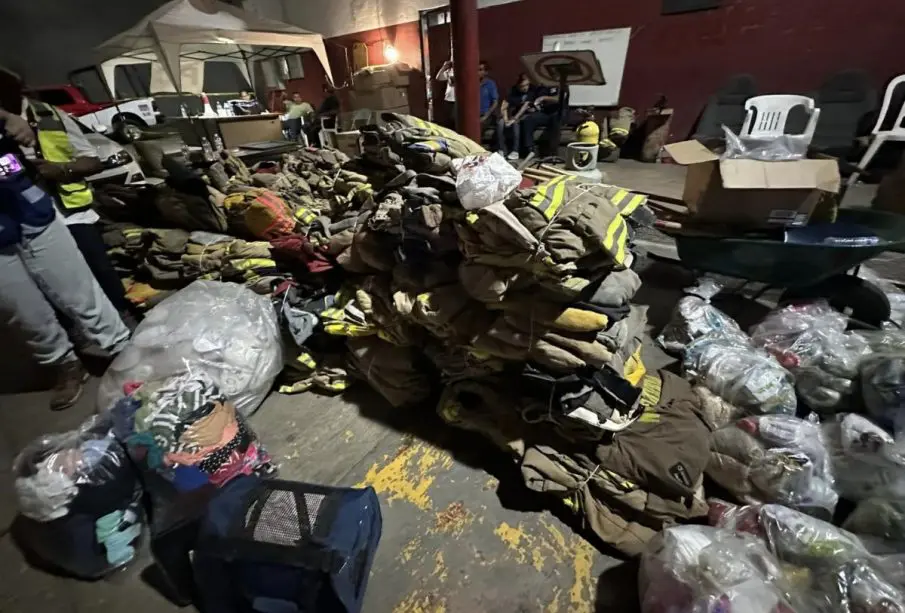 Equipo de bomberos y víveres