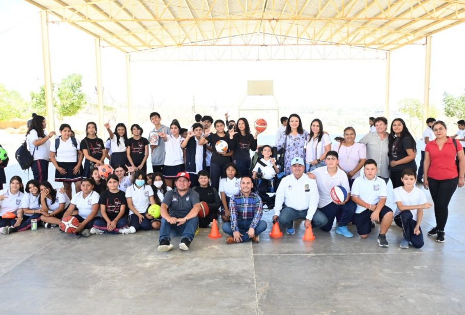 Estudiantes con balones