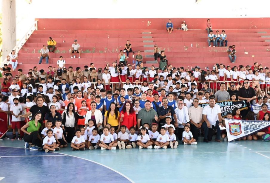 Estudiantes en deportivo de Los Cabos