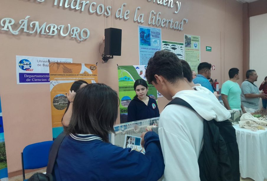 Estudiantes en feria educativa