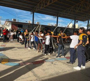 Estudiantes prácticando tiro con arco