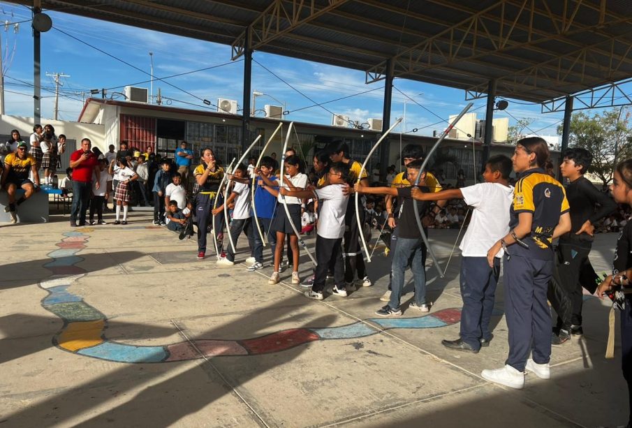 Estudiantes prácticando tiro con arco