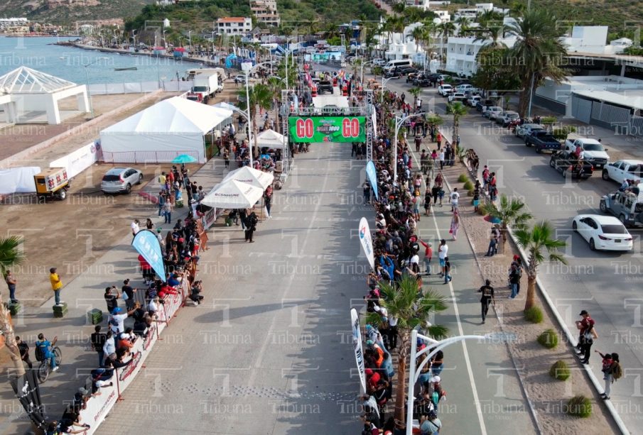 Gente disfrutando de la Baja 1000 en el malecón de La Paz