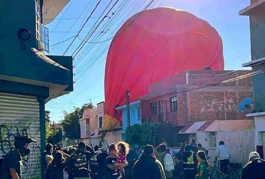 Globo aerostático sobre casa en León