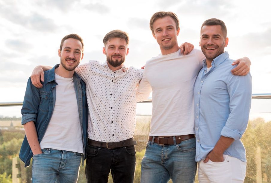 Grupo de hombres sonriendo por Día Internacional del Hombre