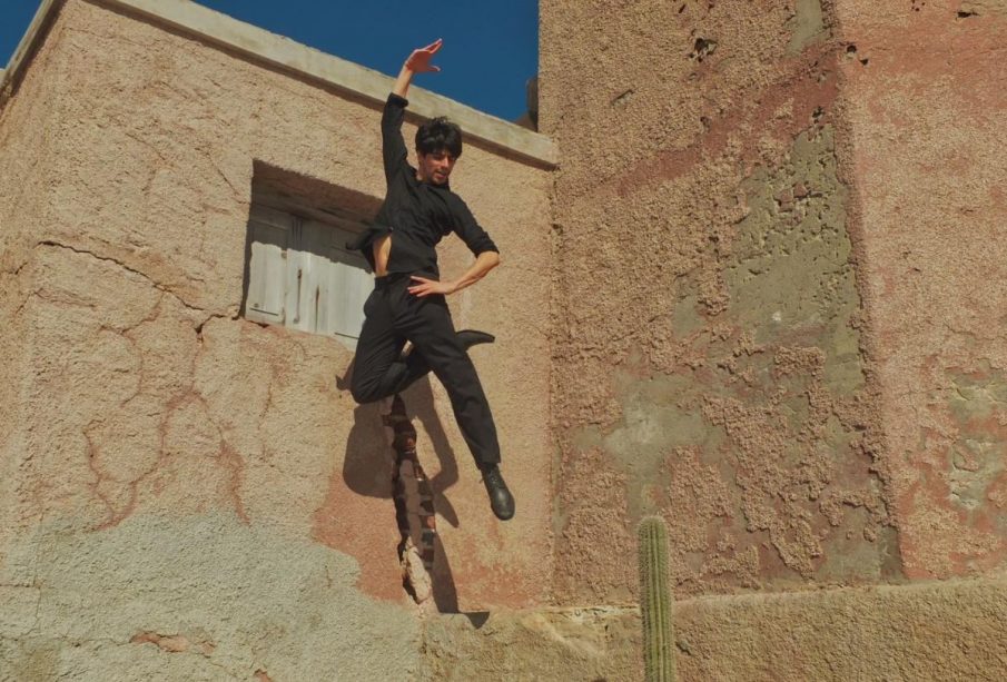 Hombre bailando en la calle