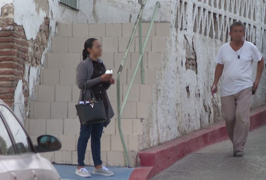 Hombre y mujer caminando por la calle