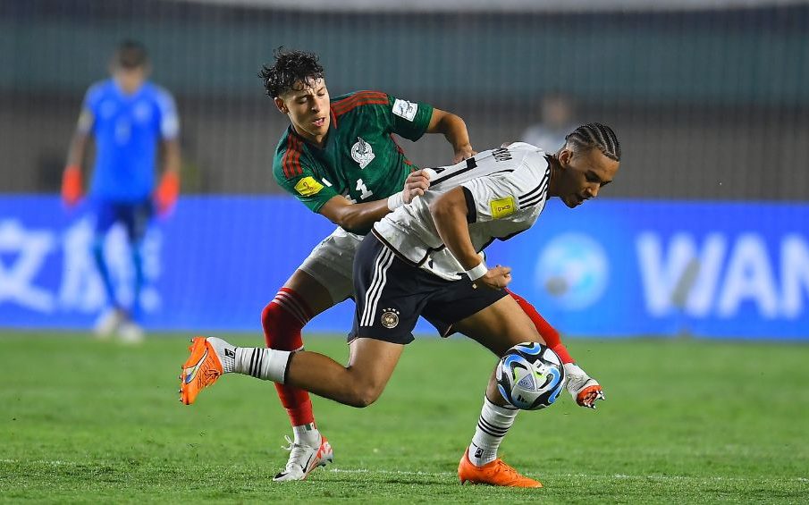 Integrante de la selección mexicana sud 17 contra jugador aleman