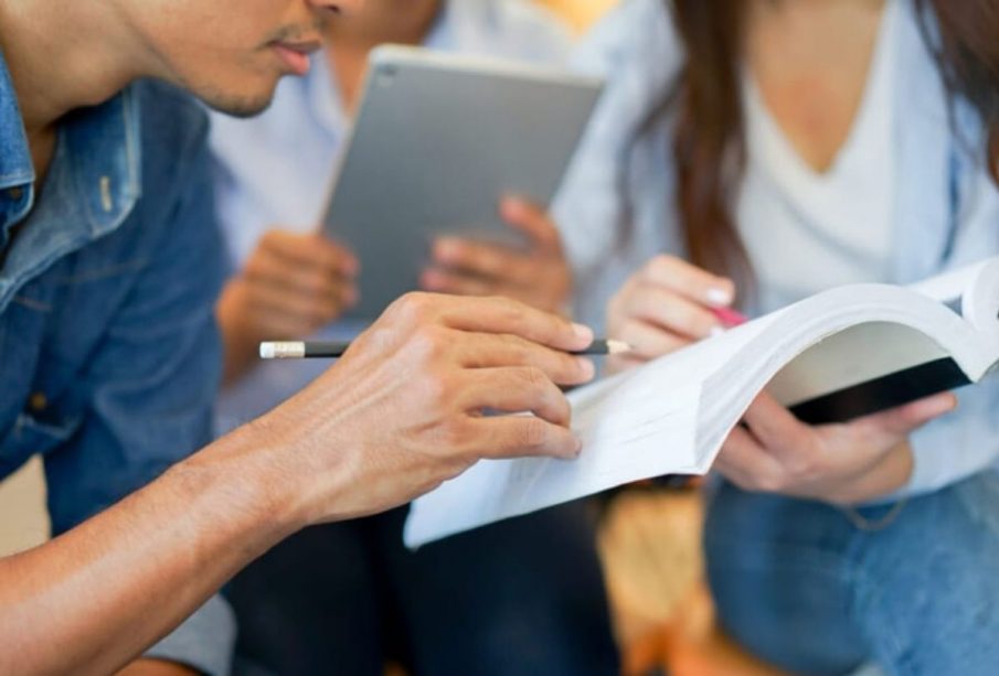 Jóvenes estudiando