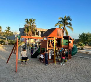 Juegos donados a parque de La Playa